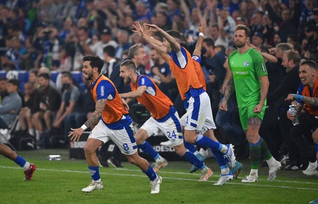 Schalkes Spieler stürmen auf den Platz, von links Danny Latza (FC Schalke 04), Dominick Drexler (FC Schalke 04), Marvin Pieringer (FC Schalke 04), Torwart Ralf Fährmann (Schalke 04) 07.05.2022, Fussball GER, Saison 2021 2022, 2. Bundesliga, 33. Spieltag, FC Schalke 04 - FC St. Pauli 3:2 Foto: Maik Hölter TEAM2sportphoto Gelsenkirchen Nordrhein Westfalen Deutschland