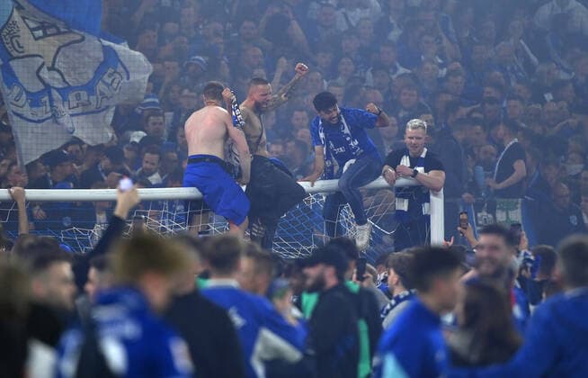 Schalke Fans stürmen das Spielfeld und sitzen auf dem Tor 07.05.2022, Fussball GER, Saison 2021 2022, 2. Bundesliga, 33. Spieltag, FC Schalke 04 - FC St. Pauli 3:2 Foto: Maik Hölter TEAM2sportphoto Gelsenkirchen Nordrhein Westfalen Deutschland