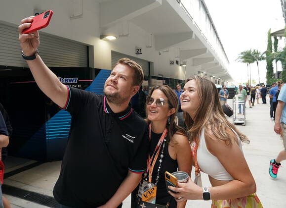 FORMULA 1 CRYPTO.COM MIAMI GRAND PRIX 07.05.2022, Miami International Autodrome, Miami, FORMULA 1 CRYPTO.COM MIAMI GRAND PRIX ,im Bild Moderator und Schauspieler James Kimberley Corden macht mit Fans ein Selfie.