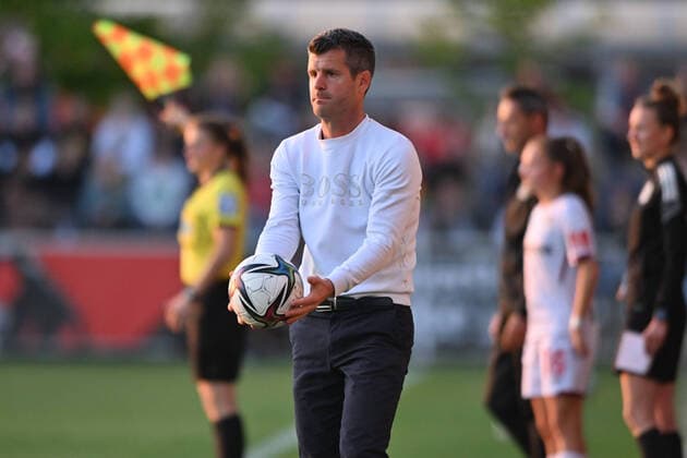 Jens Scheuer (Trainer, Cheftrainer, FCB) hält den Ball in den Händen, 06.05.2022, Leverkusen (Deutschland), Fussball, Flyeralarm Frauen-Bundesliga, Bayer 04 Leverkusen - FC Bayern München