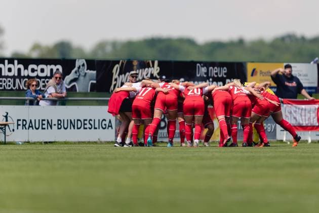 Willstaett, Germany, May 8th 2022: Players of Koeln huddle before the FLYERALARM Frauen-Bundesliga game between SC Sand and 1. FC Koeln at Adams Arena in Willstaett, Germany Dan O Connor SPP FLYERALARM Frauen-Bundesliga - SC Sand v 1. FC Koeln - Adams Arena 