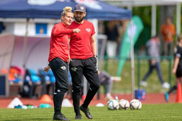 08.05.2022, GER, Frauenfußball, 2. BL, 2021 2022, RB Leipzig - 1. FC Nürnberg Co-Trainerin Anja Mittag (li.), Co-Trainer Marius Nowoisky im Gespräch, vor Spiel, Bälle im Hintergrund Markranstädt Stadion am Bad Sachsen Deutschland