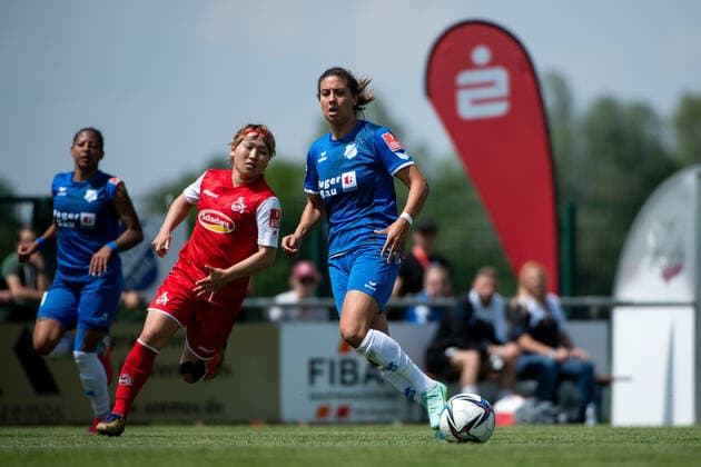 Marina Georgieva (SC Sand) im Zweikampf mit Yuka Hirano (1. FC Koeln), GER, SC Sand vs. FC Koeln, Flyeralarm Frauen Bundesliga, 21. Spieltag, 08.05.2022, Spielzeit 2021 2022 GER, SC Sand vs. FC Koeln, Flyeralarm Frauen Bundesliga, 21. Spieltag, 08.05.2022, Spielzeit 2021 2022 Copyright: xEibner Memmlerx EP_MMR