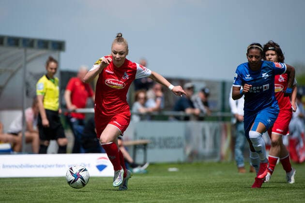 Weronika Zawistowska (1. FC Koeln) am Ball, GER, SC Sand vs. FC Koeln, Flyeralarm Frauen Bundesliga, 21. Spieltag, 08.05.2022, Spielzeit 2021 2022 GER, SC Sand vs. FC Koeln, Flyeralarm Frauen Bundesliga, 21. Spieltag, 08.05.2022, Spielzeit 2021 2022 Copyright: xEibner Memmlerx EP_MMR