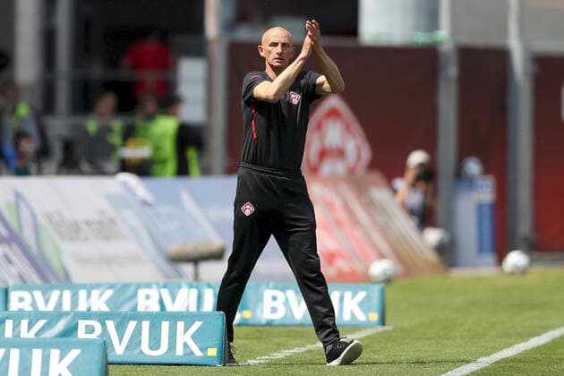 3. Liga; FC Wuerzburger Kickers - Hallescher FC; 08.05.2022 Trainer Ralf Santelli (FC Wuerzburger Kickers) gestikuliert, Arme, Haende, gibt Anweisungen, 3. Liga, FC Wuerzburger Kickers - Hallescher FC, 08.05.2022, Wuerzburg, FLYERALARM Arena Copyright: xBEAUTIFULxSPORTS JulienxChristx