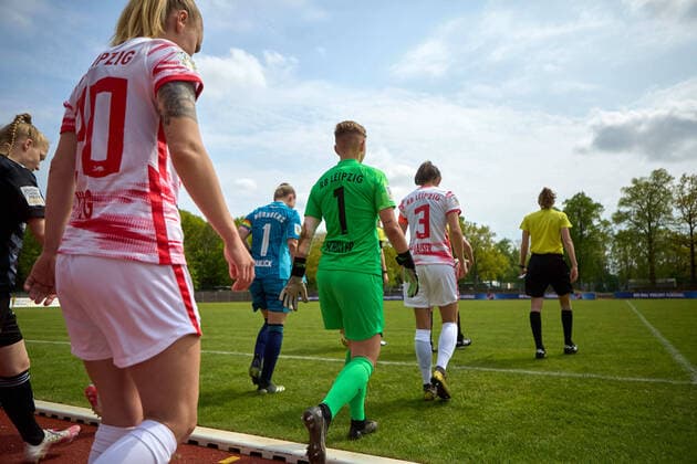 08.05.2022, GER, Frauenfußball, 2. BL, 2021 2022, RB Leipzig - 1. FC Nürnberg Einlauf der Mannschaften, Bildmitte: Gina Schüller (1, RB Leipzig) Markranstädt Stadion am Bad Sachsen Deutschland
