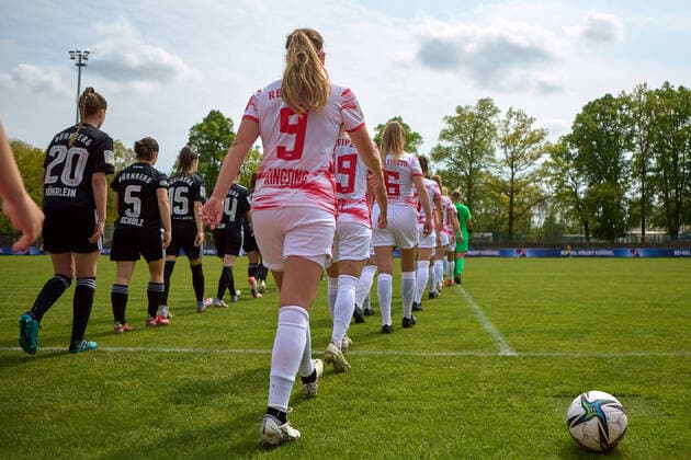 08.05.2022, GER, Frauenfußball, 2. BL, 2021 2022, RB Leipzig - 1. FC Nürnberg Einlauf der Mannschaften, mit Ball Markranstädt Stadion am Bad Sachsen Deutschland