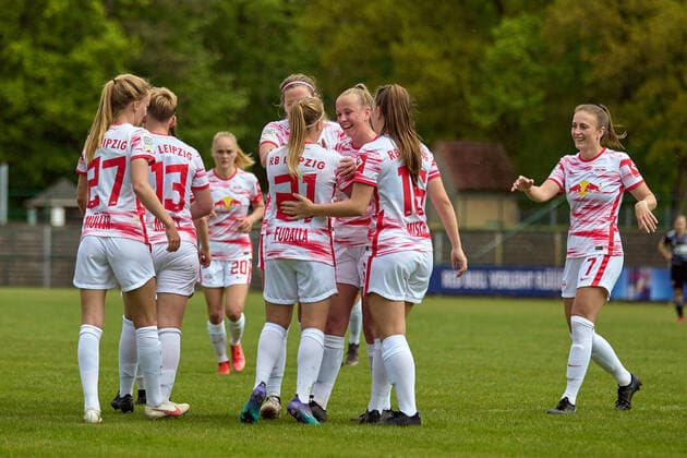 08.05.2022, GER, Frauenfußball, 2. BL, 2021 2022, RB Leipzig - 1. FC Nürnberg RB Leipzig, Torjubel, Mannschaft, Führung, nach Tor von Vanessa Fudalla (21) Markranstädt Stadion am Bad Sachsen Deutschland