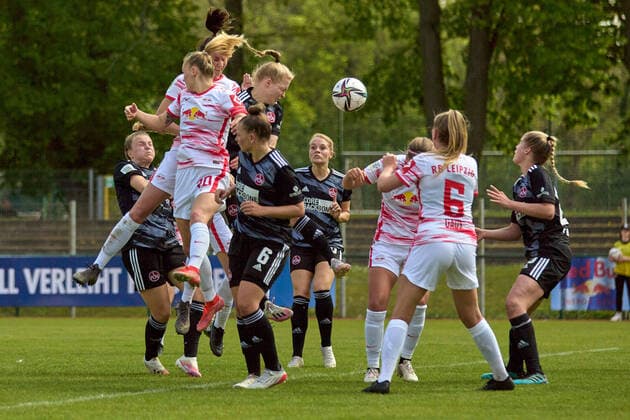 08.05.2022, GER, Frauenfußball, 2. BL, 2021 2022, RB Leipzig - 1. FC Nürnberg Torraumszene, Kopfball, Aktion, mit Ball, im Sprung Markranstädt Stadion am Bad Sachsen Deutschland