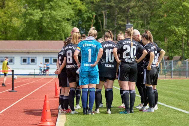 08.05.2022, GER, Frauenfußball, 2. BL, 2021 2022, RB Leipzig - 1. FC Nürnberg Mannschaft 1. FC Nürnberg, vor Anpfiff, Mannschaftskreis, an Seitenlinie Markranstädt Stadion am Bad Sachsen Deutschland