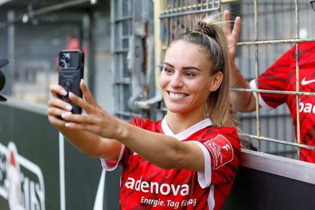 Sport Bilder des Tages SC Freiburg vs. SGS Essen, Fussball, Flyeralarm Frauen-Bundesliga, 21. Spieltag, Spielzeit 2021 2022, 08.05.2022 Ereleta Memeti (SC Freiburg, 17) , SC Freiburg vs. SGS Essen, Fussball, Flyeralarm Frauen-Bundesliga, 21. Spieltag, Spielzeit 2021 2022, 08.05.2022, Dreisamstadion, Freiburg, Deutschland. DFB regulations prohibit any use of photographs as image sequences and or quasi-video *** SC Freiburg vs SGS Essen, Football, Flyeralarm Frauen Bundesliga, 21 Spieltag, Spielzeit 2021 2022, 08 05 2022 Ereleta Memeti SC Freiburg, 17 , SC Freiburg vs SGS Essen, Football, Flyeralarm Frauen Bundesliga, 21 Spieltag, Spielzeit 2021 2022, 08 05 2022, Dreisamstadion, Freiburg, Germany DFB regulations prohibit any use of photographs as image sequences and or quasi video Copyright: xBEAUTIFULxSPORTS G.xHubbsx