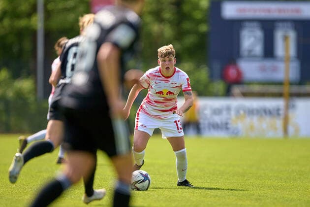 08.05.2022, GER, Frauenfußball, 2. BL, 2021 2022, RB Leipzig - 1. FC Nürnberg Lea Mauly (13, RB Leipzig), Freisteller, Aktion, mit Ball, konzentriert, Mund offen, im Hintergrund Spielstand, 2:1 Markranstädt Stadion am Bad Sachsen Deutschland
