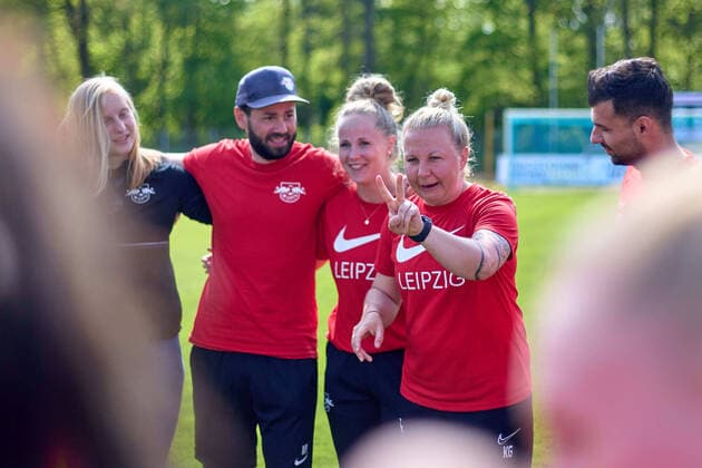08.05.2022, GER, Frauenfußball, 2. BL, 2021 2022, RB Leipzig - 1. FC Nürnberg Trainerin Katja Greulich, nach Abpfif, im Mannschaftskreis, zweiter Sieg im Aufstiegsrennen, Stolz Markranstädt Stadion am Bad Sachsen Deutschland