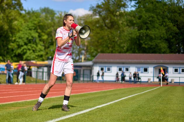 08.05.2022, GER, Frauenfußball, 2. BL, 2021 2022, RB Leipzig - 1. FC Nürnberg Kapitänin Johanna Kaiser (3, RB Leipzig), Geburtstag, mit megafon, Freisteller, Uffta, Freude Markranstädt Stadion am Bad Sachsen Deutschland