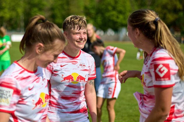 08.05.2022, GER, Frauenfußball, 2. BL, 2021 2022, RB Leipzig - 1. FC Nürnberg Lea Mauly (13, RB Leipzig) lacht, Portrait, Freude, nach Abpfiff, Siegerlächeln Markranstädt Stadion am Bad Sachsen Deutschland
