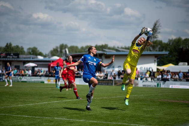 Doerthe Hoppius (SC Sand) im Zweikampf mit Manon Klett (1. FC Koeln), GER, SC Sand vs. FC Koeln, Flyeralarm Frauen Bundesliga, 21. Spieltag, 08.05.2022, Spielzeit 2021 2022 GER, SC Sand vs. FC Koeln, Flyeralarm Frauen Bundesliga, 21. Spieltag, 08.05.2022, Spielzeit 2021 2022 Copyright: xEibner Memmlerx EP_MMR
