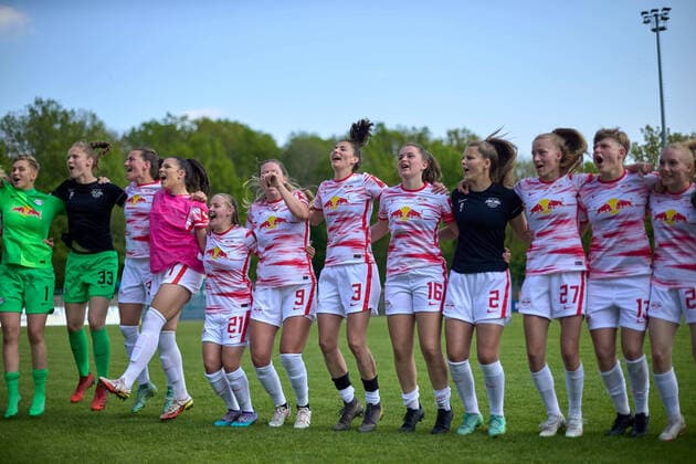 08.05.2022, GER, Frauenfußball, 2. BL, 2021 2022, RB Leipzig - 1. FC Nürnberg RB Leipzig, Mannschaft, jubelt mit Fans, Uffta, springen, hüpfen, Freude, Sieg Markranstädt Stadion am Bad Sachsen Deutschland