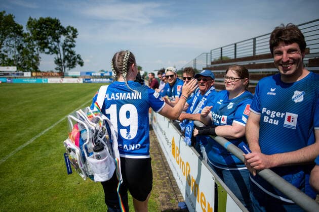 Molli Plasmann (SC Sand) bedankt sich bei den Fans, GER, SC Sand vs. FC Koeln, Flyeralarm Frauen Bundesliga, 21. Spieltag, 08.05.2022, Spielzeit 2021 2022 GER, SC Sand vs. FC Koeln, Flyeralarm Frauen Bundesliga, 21. Spieltag, 08.05.2022, Spielzeit 2021 2022 Copyright: xEibner Memmlerx EP_MMR