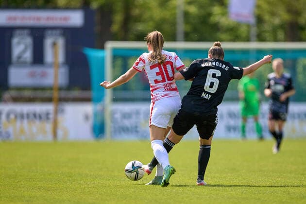 08.05.2022, GER, Frauenfußball, 2. BL, 2021 2022, RB Leipzig - 1. FC Nürnberg Medina Desic (30, li., RB Leipzig), Jessica May (6, Nürnberg) im Zweikampf um Ball, Spielstand im Hintergrund, 2:1, Freisteller, Aktion Markranstädt Stadion am Bad Sachsen Deutschland