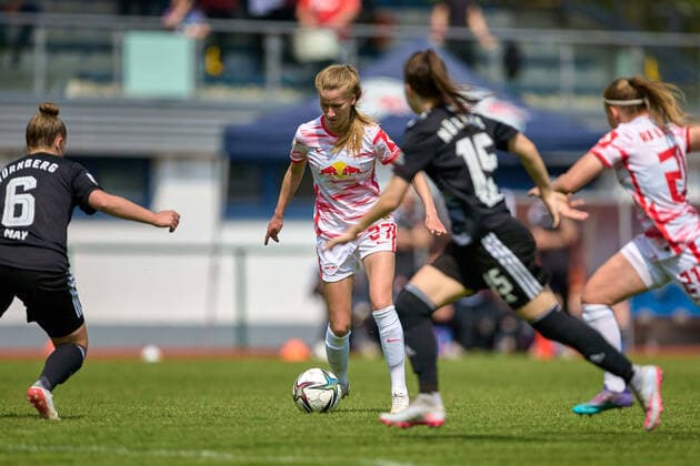 08.05.2022, GER, Frauenfußball, 2. BL, 2021 2022, RB Leipzig - 1. FC Nürnberg Marlene Müller (27, RB Leipzig) Aktion, mit Ball, umgeben von anderen Spielerinnen, vor Tribüne Markranstädt Stadion am Bad Sachsen Deutschland