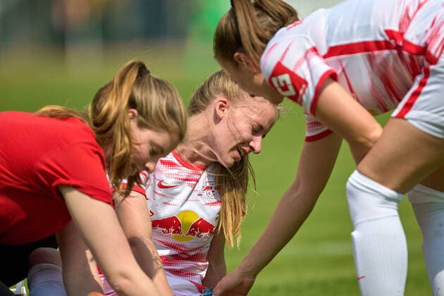08.05.2022, GER, Frauenfußball, 2. BL, 2021 2022, RB Leipzig - 1. FC Nürnberg Marlene Müller (27, RB Leipzig) wird nach Pressschlag behandelt, Schmerzen, Portrait Markranstädt Stadion am Bad Sachsen Deutschland