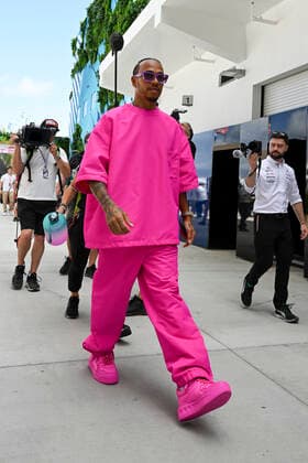 Sport Bilder des Tages 8th May 2022; Miami, Florida, USA; Mercedes-AMG Petronas driver Lewis Hamilton arrives in the paddock prior to the start of the Formula 1 CRYPTO.COM Miami Grand Prix on May 8, 2022 at Miami International Autodrome in Miami Gardens  ActionPlus12388104 DougxMurray Content restricted for UK based newspaper