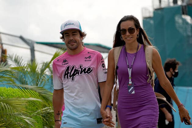 FORMULA 1 CRYPTO.COM MIAMI GRAND PRIX 08.05.2022, Miami International Autodrome, Miami, FORMULA 1 CRYPTO.COM MIAMI GRAND PRIX ,im Bild Fernando Alonso (ESP), Alpine F1 Team mit neuer Freundin, der Servus TV Moderatorin Andrea Schlager.
