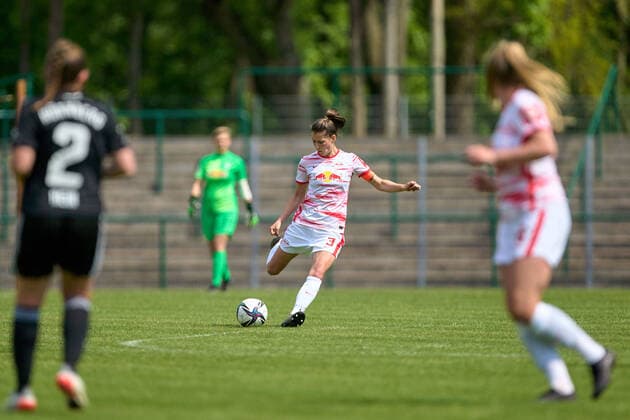 08.05.2022, GER, Frauenfußball, 2. BL, 2021 2022, RB Leipzig - 1. FC Nürnberg Johanna Kaiser (3, RB Leipzig) Freisteller, Aktion, mit Ball, Schussbewegung, Kapitänin Markranstädt Stadion am Bad Sachsen Deutschland