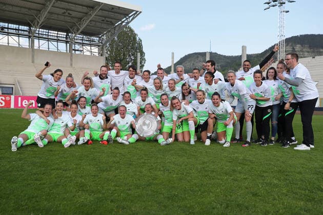Bilder des Jahres 2022, Sport 05 Mai Sport Themen der Woche KW18 Sport Bilder des Tages Flyeralarm Frauen-Bundesliga: FC Carl Zeiss Jena vs. VfL Wolfsburg, 08.05.22 Fussball, Flyeralarm Frauen-Bundesliga, 21. Spieltag: FC Carl Zeiss Jena vs. VfL Wolfsburg am 08.05.22 im Ernst-Abbe-Sportfeld, Jena. Im Bild: Vorzeitig Deutscher Meister - VfL Wolfsburg Frauen *** Flyeralarm Frauen Bundesliga FC Carl Zeiss Jena vs VfL Wolfsburg, 08 05 22 Football, Flyeralarm Womens Bundesliga, 21 Matchday FC Carl Zeiss Jena vs VfL Wolfsburg on 08 05 22 at Ernst Abbe Sportfeld, Jena In the picture Premature German Champion VfL Wolfsburg Women Copyright: xBEAUTIFULxSPORTS JanxKaeferx