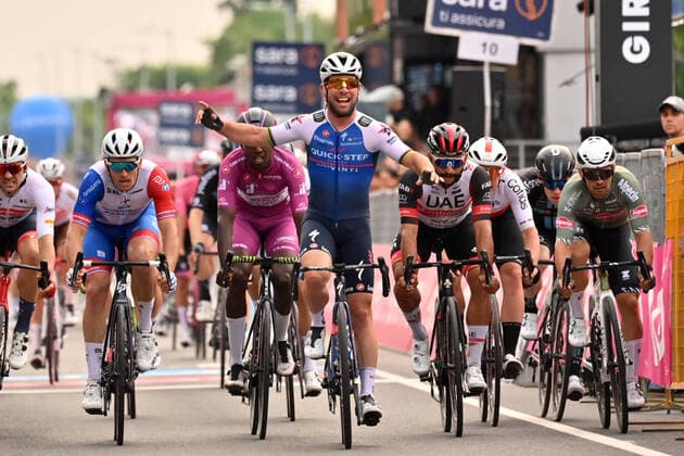 Bilder des Jahres 2022, Sport 05 Mai Sport Themen der Woche KW18 Sport Bilder des Tages Photo Massimo Paolone LaPresse May 08, 2022 Balatonfured, Hungary Cycling Giro d Italia 2022 - 105th edition - Stage 3 - From Kaposvar to Balatonfured In the pic: CAVENDISH Mark (QUICK-STEP ALPHA VINYL TEAM) winner stage  Copyright: xMassimoxPaolone LaPressex