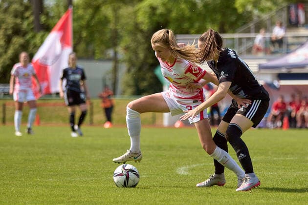 08.05.2022, GER, Frauenfußball, 2. BL, 2021 2022, RB Leipzig - 1. FC Nürnberg Marlene Müller (27, li., RB Leipzig), Rebekka Salfelder (15, Nürnberg), Zweikampf, mit Ball, Fahne im Hintergrund Markranstädt Stadion am Bad Sachsen Deutschland