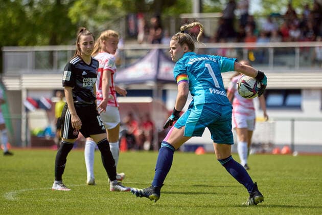 08.05.2022, GER, Frauenfußball, 2. BL, 2021 2022, RB Leipzig - 1. FC Nürnberg Lea Paulick (1, Nürnberg) wirft Ball, bringt Ball ins Spiel, Aktion, konzentriert Markranstädt Stadion am Bad Sachsen Deutschland