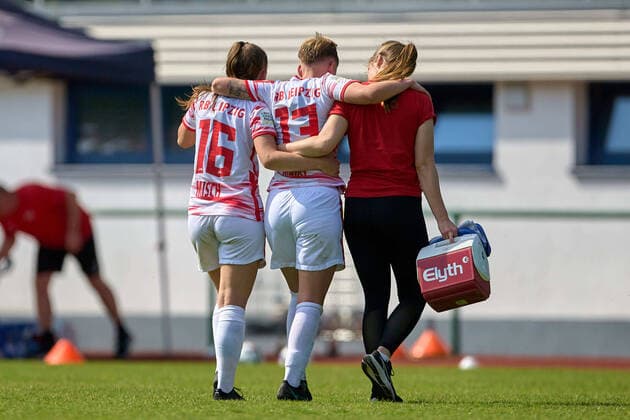 08.05.2022, GER, Frauenfußball, 2. BL, 2021 2022, RB Leipzig - 1. FC Nürnberg Lea-Sophie Misch (16, li., RB Leipzig), Lea Mauly (13, RB Leipzig), nach Zusammenprall, wird vom Spielfeld gebracht, Physio, Rückenansicht Markranstädt Stadion am Bad Sachsen Deutschland