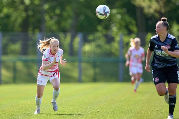 08.05.2022, GER, Frauenfußball, 2. BL, 2021 2022, RB Leipzig - 1. FC Nürnberg Larissa Schreiber (29, li., RB Leipzig) Freisteller, Aktion, Blick zum Ball, fokussiert Markranstädt Stadion am Bad Sachsen Deutschland