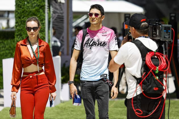 OCON Esteban (fra), Alpine F1 Team A522, portrait and his girlfriend during the Formula 1 Crypto.com Miami Grand Prix 2022, 5th round of the 2022 FIA Formula One World Championship, WM, Weltmeisterschaft on the Miami International Autodrome, from May 6 to 8, 2022 in Miami Gardens, Florida, United States of America - F1 - MIAMI GRAND PRIX 2022 - RACE DPPI Panoramic  00122014__DEL0092.JPG_