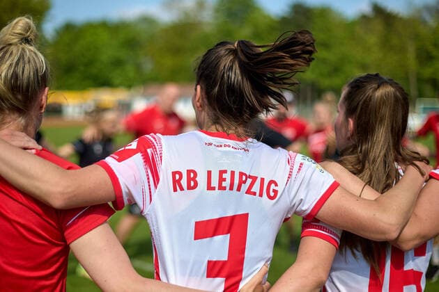 08.05.2022, GER, Frauenfußball, 2. BL, 2021 2022, RB Leipzig - 1. FC Nürnberg Johanna Kaiser (3, RB Leipzig), Rückenansicht, im Mannschaftskreis, nach Abpfiff, feiert Markranstädt Stadion am Bad Sachsen Deutschland