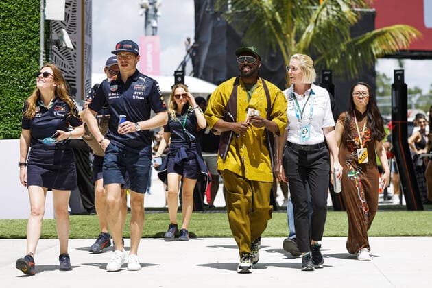 VERSTAPPEN Max (ned), Red Bull Racing RB18 and will.i.am, American rapper, portrait during the Formula 1 Crypto.com Miami Grand Prix 2022, 5th round of the 2022 FIA Formula One World Championship, WM, Weltmeisterschaft on the Miami International Autodrome, from May 6 to 8, 2022 in Miami Gardens, Florida, United States of America - F1 - MIAMI GRAND PRIX 2022 - RACE DPPI Panoramic 00122014__DEL0195.JPG_