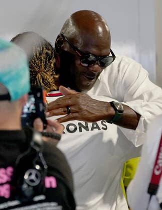 FORMULA 1 CRYPTO.COM MIAMI GRAND PRIX 08.05.2022, Miami International Autodrome, Miami, FORMULA 1 CRYPTO.COM MIAMI GRAND PRIX ,im Bild Basketballstar Michael Jordan umarmt Lewis Hamilton (GBR), Mercedes-AMG Petronas Formula One Team
