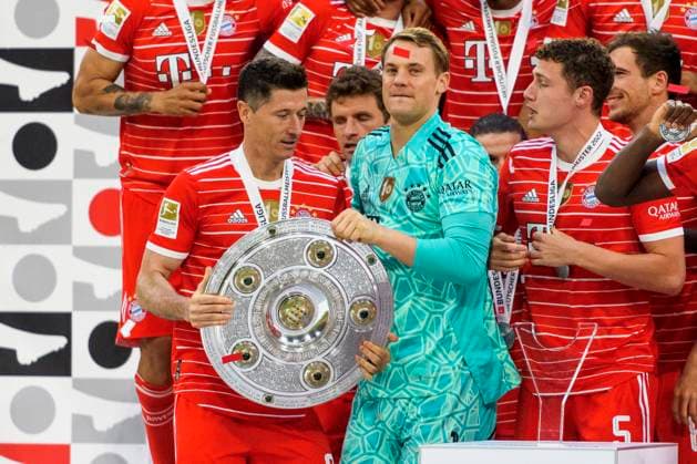 GER, DFB, FC Bayern Muenchen vs. VfB Stuttgart 08.05.2022, Allianz Arena, Muenchen, GER, DFB, FC Bayern Muenchen vs. VfB Stuttgart , im Bild Robert Lewandowski (FCB 9) mit Manuel Neuer (FCB 1) und der meisterschale