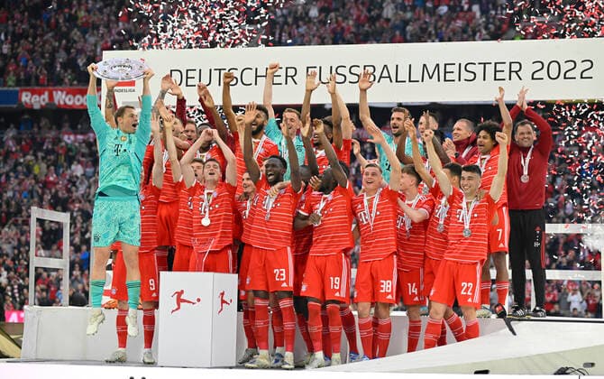 Sport Themen der Woche KW18 Sport Bilder des Tages Uebergabe der Meisterschale Salatschuessel Meisterfeier Jubel Mannschaft Mannschaftsfoto Torwart Manuel Neuer FC Bayern Muenchen FCB (01) FC Bayern Muenchen vs VfB Stuttgart 08.05.2022 DFL REGULATIONS PROHIBIT ANY USE OF PHOTOGRAPHS AS IMAGE SEQUENCES AND OR QUASI-VIDEO FC Bayern Muenchen vs VfB Stuttgart *** handover of the championship cup salad bowl championship celebration jubilation team team photo goalkeeper Manuel Neuer FC Bayern Muenchen FCB 01 FC Bayern Muenchen vs VfB Stuttgart 08 05 2022 DFL REGULATES PROHIBIT ANY USE OF PHOTOGRAPHS AS IMAGE SEQUENCES AND OR QUASI VIDEO FC Bayern Muenchen vs VfB Stuttgart