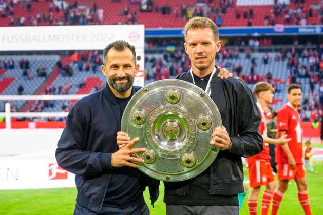 GER, DFB, FC Bayern Muenchen vs. VfB Stuttgart 08.05.2022, Allianz Arena, Muenchen, GER, DFB, FC Bayern Muenchen vs. VfB Stuttgart , im Bild Hasan Salihamidzic (Sportvorstand FCB) mit Julian Nagelsmann (Cheftrainer FCB) mit der Meisterschale