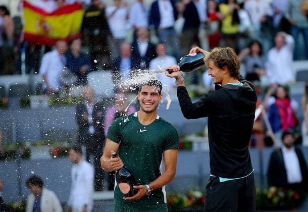 Bilder des Jahres 2022, Sport 05 Mai Sport Themen der Woche KW18 Mandatory Credit: Photo by Ella Ling Shutterstock (12927155r) Carlos Alcaraz of Spain celebrates with Alexander Zverev of Germany who sprays champagne on his head Mutua Madrid Open, Tennis, La Caja Magica, Madrid, Spain - 08 May 2022 Mutua Madrid Open, Tennis, La Caja Magica, Madrid, Spain - 08 May 2022  Copyright: xEllaxLing Shutterstockx 12927155r
