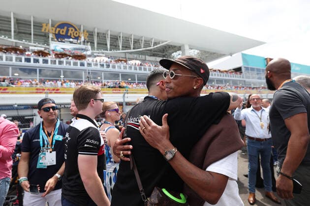 Pharrell Williams with Serena Williams, starting grid, grille de depart, during the US human during the Formula 1 Crypto.com Miami Grand Prix 2022, 5th round of the 2022 FIA Formula One World Championship, WM, Weltmeisterschaft on the Miami International Autodrome, from May 6 to 8, 2022 in Miami Gardens, Florida, United States of America - F1 - MIAMI GRAND PRIX 2022 - RACE DPPI Panoramic GOOD0247