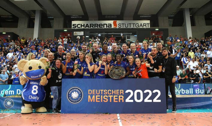 Bilder des Jahres 2022, Sport 05 Mai Sport Themen der Woche KW18 Sport Bilder des Tages BAU 08.05.2022, Deutschland, Stuttgart Volleyball Bundesliga, Allianz MTV Stuttgart vs. SC Potsdam, Schlußjubel, MTV Stuttgart mit Meisterschale *** BAU 08 05 2022, Germany, Stuttgart Volleyball Bundesliga, Allianz MTV Stuttgart vs SC Potsdam, final cheer, MTV Stuttgart with championship trophy