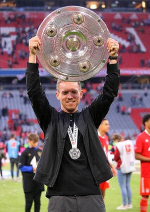 Bilder des Jahres 2022, Sport 05 Mai Sport Themen der Woche KW18 Sport Bilder des Tages Bayern, Fußball Bundesliga, Saison 2021 2022, FC Bayern München vs. VfB Stuttgart, Trainer Julian Nagelsmann (Bayen) mit Meisterschale Gemäß den Vorgaben der DFL Deutsche Fußball Liga ist es untersagt, in dem Stadion und oder vom Spiel angefertigte Fotoaufnahmen in Form von Sequenzbildern und oder videoähnlichen Fotostrecken zu verwerten bzw. verwerten zu lassen. *** Bayern, Fußball Bundesliga, Saison 2021 2022, FC Bayern München vs VfB Stuttgart, Trainer Julian Nagelsmann Bayen with championship trophy In accordance with the requirements of the DFL Deutsche Fußball Liga is prohibited in the stadium and or from the game made photographs in the form of sequence pictures and or video-like photo series to exploit or to let exploited