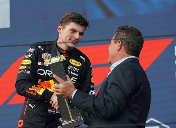 FORMULA 1 CRYPTO.COM MIAMI GRAND PRIX 08.05.2022, Miami International Autodrome, Miami, FORMULA 1 CRYPTO.COM MIAMI GRAND PRIX ,im Bild Sieger Max Verstappen (NEL), Oracle Red Bull Racing bekommt den Siegerpokal von Football Legende Dan Marino überreicht.