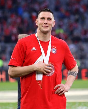 Sport Themen der Woche KW18 Sport Bilder des Tages Bayern, Fußball Bundesliga, Saison 2021 2022, FC Bayern München vs. VfB Stuttgart, Niklas Süle (Bayern) mit Medaille Gemäß den Vorgaben der DFL Deutsche Fußball Liga ist es untersagt, in dem Stadion und oder vom Spiel angefertigte Fotoaufnahmen in Form von Sequenzbildern und oder videoähnlichen Fotostrecken zu verwerten bzw. verwerten zu lassen. *** Bayern, Fußball Bundesliga, Saison 2021 2022, FC Bayern München vs VfB Stuttgart, Niklas Süle Bayern with medal In accordance with the requirements of the DFL Deutsche Fußball Liga is prohibited in the stadium and or from the game made photographs in the form of sequence images and or video-like photo series to exploit or to let exploited