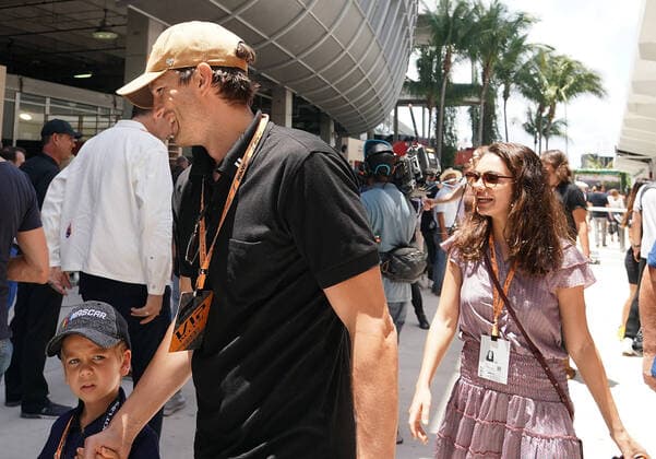 FORMULA 1 CRYPTO.COM MIAMI GRAND PRIX 08.05.2022, Miami International Autodrome, Miami, FORMULA 1 CRYPTO.COM MIAMI GRAND PRIX ,im Bild Schauspieler Ashton Kutscher mit Partnerin Mila Kunis.