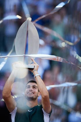 Bilder des Jahres 2022, Sport 05 Mai Sport Themen der Woche KW18 Sport Bilder des Tages (220509) -- MADRID, May 9, 2022 -- Carlos Alcaraz of Spain poses on the podium after the men s singles final against Alexander Zverev of Germany at the Madrid Open in Madrid, Spain, May 8, 2022. ) (SP)SPAIN-MADRID-TENNIS-MADRID OPEN-MEN S SINGLES-FINAL MengxDingbo 