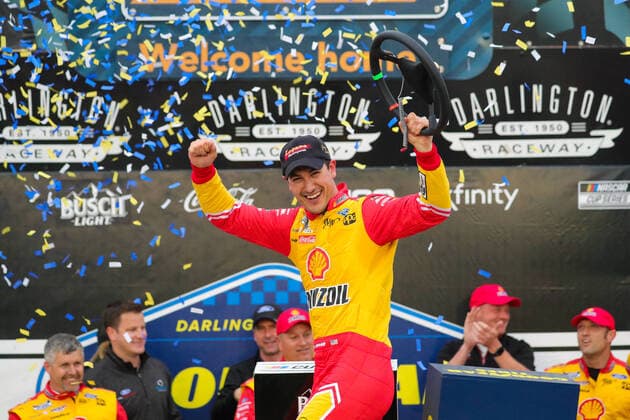 Bilder des Jahres 2022, Sport 05 Mai Sport Themen der Woche KW18 Sport Bilder des Tages DARLINGTON, SC - MAY 08: Joey Logano, driver of the (22) Shell Pennzoil Ford, celebrates after winning the NASCAR, Motorsport, USA Cup Series Goodyear 400 on May 8, 2022, at Darlington Raceway in Darlington, SC. (Photo by David Jensen Icon Sportswire) AUTO: MAY 08 NASCAR Cup Series Goodyear 400 Icon220508001